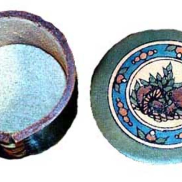 MUSHROOMS, HANDPAINTED LEATHER BOX WITH LID, 2 IN. DIA x 1 3/8 IN. HIGH, HANDMAD - Picture 1 of 2